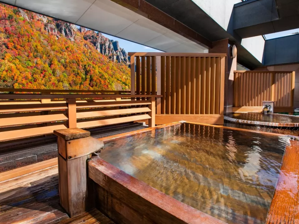 
trai-nghiem-nghi-duong-tai-khach-san-sounkyo-choyotei-tan-huong-suoi-nuoc-nong-giua-thien-nhien-hung-vi