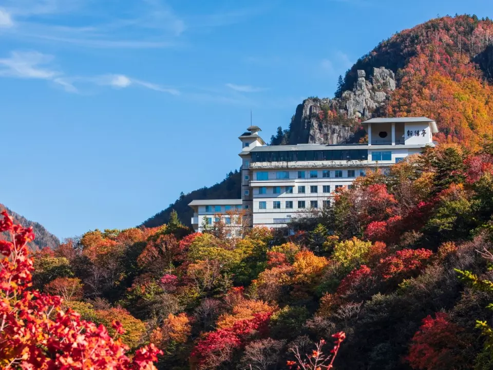 trai-nghiem-nghi-duong-tai-khach-san-sounkyo-choyotei-tan-huong-suoi-nuoc-nong-giua-thien-nhien-hung-vi